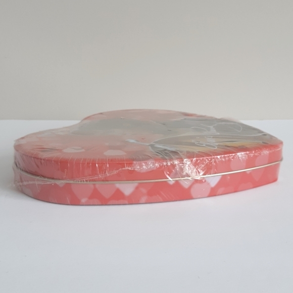 Sealed Elvis heart-shaped tin - chocolate not for consumption - Picture 3 of 7